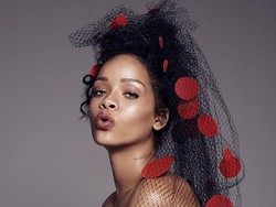 Rihanna Topless (Lagi) untuk Pemotretan Majalah