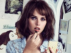 Felicity Jones Seksi Ekspos Bra untuk Pemotretan Majalah Pria