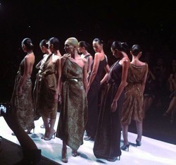 JFW Hari Ke-4: Oscar Lawalata & Desainer Belanda Rilis Busana Khas Jawa