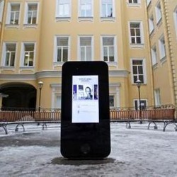 Tim Cook Mengaku Gay, Monumen Steve Jobs Dibongkar