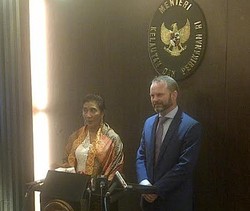 Berkebaya, Menteri Susi Terima Kunjungan Dubes Norwegia