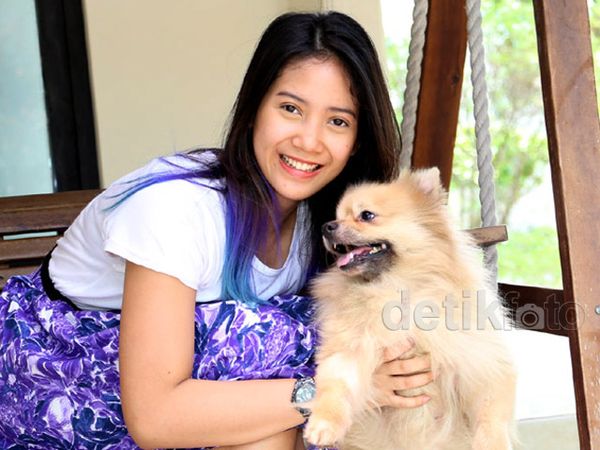 Cute... Dhea Seto dan Anjing Kesayangannya