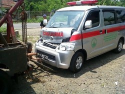 Ambulans yang Bawa Jenazah Adu Banteng dengan Minibus di Bogor