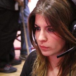 Gamer Profesional Cewek Ini Selain Cantik Juga Tajir