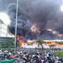 6 Mobil Damkar Jinakkan Kebakaran di Dekat TangCity Mall