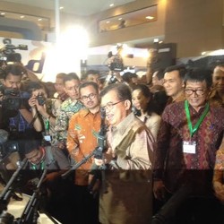 Ini Gaya JK Tenteng Senjata Laras Panjang Kaliber 762 di Indo Defence 2014