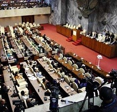 DPR Tandingan Ngotot Kocok Ulang Pimpinan Komisi