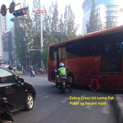 Bukan Berhenti di Belakang Garis Stop, Polisi Ini Malah Injak Zebra Cross