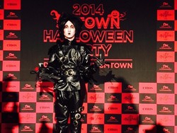 Baekhyun Dandan Vampir, Taeyeon Jadi Jack Skellington di Pesta Halloween SMTOWN