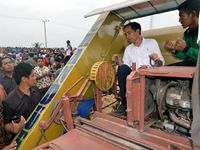 Jokowi Jajal Mesin Panen Padi