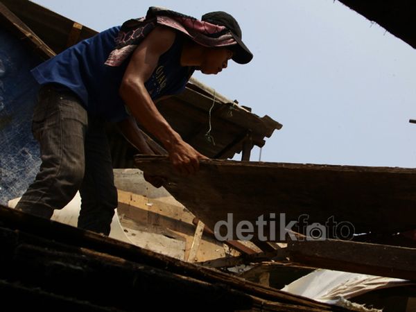 Terkena Revitalisasi, Warga Pluit Bongkar Rumahnya