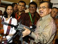 Gaya JK Tenteng Senjata Laras Panjang Kaliber 762