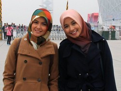 Cantiknya Revalina & Laudya Cynthia Bella Berhijab di Assalamualaikum Beijing