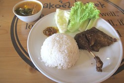 Bakoel Bebek: Gurih Renyah Nasi Bebek Goreng Plus Sayur Asam