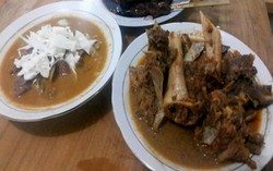 Makan Siang yang Sedep Anget dengan Tengkleng Khas Solo