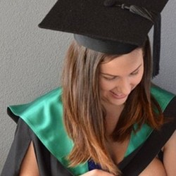 Foto Wisudawati Sedang Menyusui Jadi Inspirasi