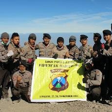 Tancapkan Lambang Polda Jatim di Puncak Mahameru, 13 Polisi Diberi Penghargaan