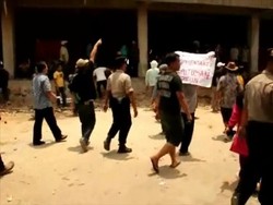 Ratusan Pedagang Pasar Limbangan Sweeping Pekerja Proyek