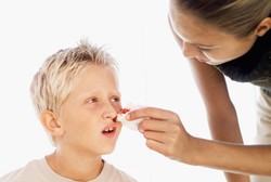 Begini Pertolongan Pertama Paling Tepat untuk Atasi Mimisan pada Anak