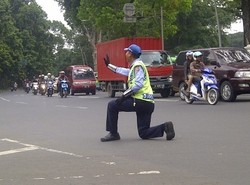 Beraksi Menghibur Saat Atur Lalin, Mahfud Dapat Rezeki dari Orang Baik
