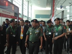 Tinjau Indo Defence 2014, Panglima TNI Tertarik dengan Alat Penyulingan Air Ini