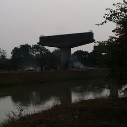 Duh Siapa yang Buang Ya, Sampah Numpuk Bantaran Saluran Inspeksi Kalimalang