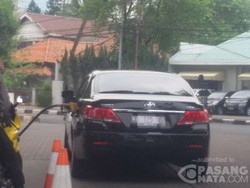 Glek glek glek! Di Foto ini Mobil Kedutaan Asing Minum BBM Subsidi