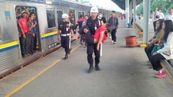 Tak Tahan Berdesakan di Commuter Line, Perempuan ini Pingsan