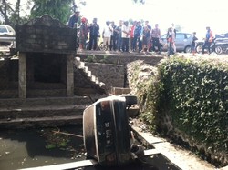 Terlalu Nikung, Sedan BMW Terjungkal ke Kolam Pura di Bali
