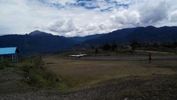 Tegangnya Mendarat dengan Pesawat Perintis di Landasan Pendek Puncak Papua