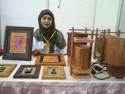 Tak Cuma Urus Anak, Ibu PKK Jaktim Jago Bikin Handicraft dari Koran