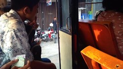 Aduh! Masih Ada Saja Orang yang Cuek Bebek Merokok di Angkutan Umum