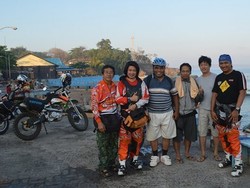 Menjalin Persaudaraan di Pantai Teddy Kupang