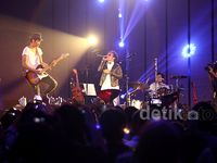 Intim Bareng Slank di Konser 'Revolusi Bunga: Generasi Wangi'