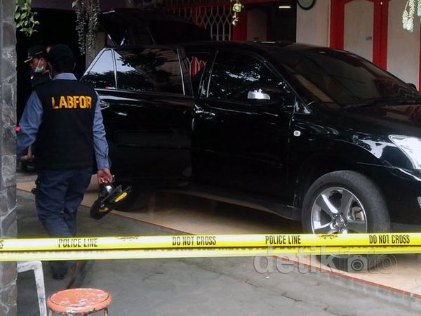 Polisi Olah TKP di Rumah Amien Rais