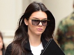 Rayakan Ultah ke-19, Kendall Jenner Dansa Bareng Stripper