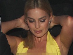 Kenakan Gaun Terbuka, Payudara Margot Robbie Ngintip