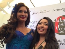 Berwajah Bule, Nadine Chandrawinata Senang Mengenalkan Kain Tenun Indonesia