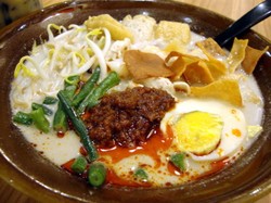 Hangatnya Laksa Berkuah Gurih Cocok untuk Menghangatkan Badan dan Perut