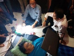 Sambil Lesehan, Menkominfo Jenguk Programmer Lumpuh