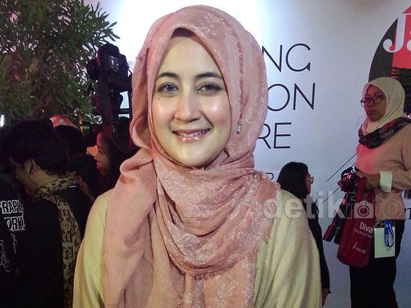 Pipik Eksis di Jakarta Fashion Week