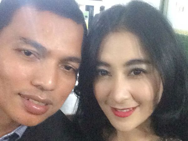 Uut Permatasari dan Calon Suami Mesra di JFW