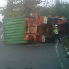 Sopir Ngantuk, Truk Trailer Terguling di Bundaran Masuk Tol Perak