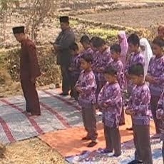 Desanya Dilanda Kekeringan, Siswa MI Desa Pucuk Salat Minta Hujan