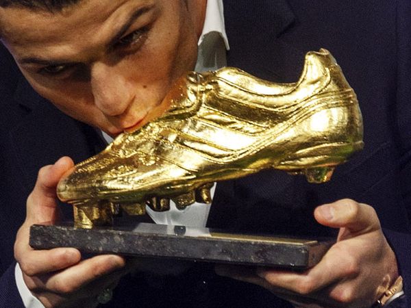 Ronaldo Raih Sepatu Emas