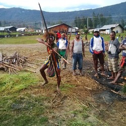 Ketika Suku Damal di Papua Bergaya dengan Busur dan Panahnya