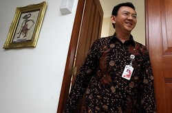 Sibuknya Ahok, Akhir Pekan Tetap Teken 1 Koper Berkas