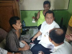 Kasudin Kesehatan Jakut Bawa 2 Telur Kakek Sinin untuk Diuji Laboratorium