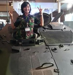 Prajurit Cantik Pemanis Pameran Alutsista Indo Defence 2014