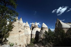 Unik! Formasi Batu Berbentuk Tenda Raksasa di AS